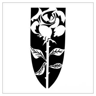 Tatuaże określane jako tribal to nawiązanie do plemiennych wierzeń maoryskich. Dziś oplatające ciała wzory to jeden z uniwersalnych motywów dostosowanych nie tylko do ciała męskiego. Tribal wygląda intrygująco również na ciele kobiecym - np. na smukłych udach. 