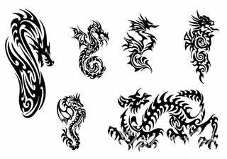 Tatuaże określane jako tribal to nawiązanie do plemiennych wierzeń maoryskich. Dziś oplatające ciała wzory to jeden z uniwersalnych motywów dostosowanych nie tylko do ciała męskiego. Tribal wygląda intrygująco również na ciele kobiecym - np. na smukłych udach. 