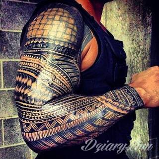 Tatuaże określane jako tribal to nawiązanie do plemiennych wierzeń maoryskich. Dziś oplatające ciała wzory to jeden z uniwersalnych motywów dostosowanych nie tylko do ciała męskiego. Tribal wygląda intrygująco również na ciele kobiecym - np. na smukłych udach. 