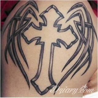 Tatuaże określane jako tribal to nawiązanie do plemiennych wierzeń maoryskich. Dziś oplatające ciała wzory to jeden z uniwersalnych motywów dostosowanych nie tylko do ciała męskiego. Tribal wygląda intrygująco również na ciele kobiecym - np. na smukłych udach. 