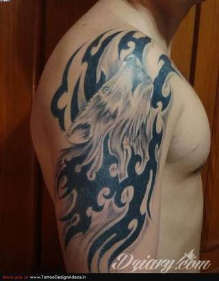 Tatuaże określane jako tribal to nawiązanie do plemiennych wierzeń maoryskich. Dziś oplatające ciała wzory to jeden z uniwersalnych motywów dostosowanych nie tylko do ciała męskiego. Tribal wygląda intrygująco również na ciele kobiecym - np. na smukłych udach. 