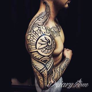 Tatuaże określane jako tribal to nawiązanie do plemiennych wierzeń maoryskich. Dziś oplatające ciała wzory to jeden z uniwersalnych motywów dostosowanych nie tylko do ciała męskiego. Tribal wygląda intrygująco również na ciele kobiecym - np. na smukłych udach. 