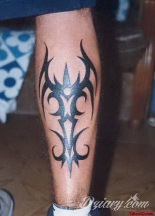 Tatuaże określane jako tribal to nawiązanie do plemiennych wierzeń maoryskich. Dziś oplatające ciała wzory to jeden z uniwersalnych motywów dostosowanych nie tylko do ciała męskiego. Tribal wygląda intrygująco również na ciele kobiecym - np. na smukłych udach. 