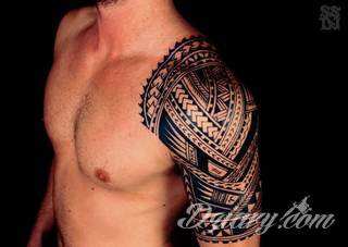 Tatuaże określane jako tribal to nawiązanie do plemiennych wierzeń maoryskich. Dziś oplatające ciała wzory to jeden z uniwersalnych motywów dostosowanych nie tylko do ciała męskiego. Tribal wygląda intrygująco również na ciele kobiecym - np. na smukłych udach. 