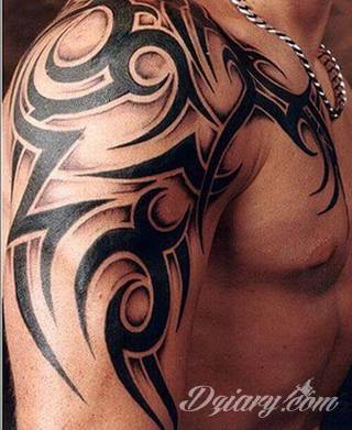 Tatuaże określane jako tribal to nawiązanie do plemiennych wierzeń maoryskich. Dziś oplatające ciała wzory to jeden z uniwersalnych motywów dostosowanych nie tylko do ciała męskiego. Tribal wygląda intrygująco również na ciele kobiecym - np. na smukłych udach. 