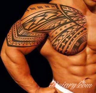 Tatuaże określane jako tribal to nawiązanie do plemiennych wierzeń maoryskich. Dziś oplatające ciała wzory to jeden z uniwersalnych motywów dostosowanych nie tylko do ciała męskiego. Tribal wygląda intrygująco również na ciele kobiecym - np. na smukłych udach. 