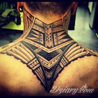 Tatuaże określane jako tribal to nawiązanie do plemiennych wierzeń maoryskich. Dziś oplatające ciała wzory to jeden z uniwersalnych motywów dostosowanych nie tylko do ciała męskiego. Tribal wygląda intrygująco również na ciele kobiecym - np. na smukłych udach. 