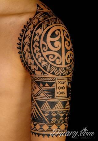 Tatuaże określane jako tribal to nawiązanie do plemiennych wierzeń maoryskich. Dziś oplatające ciała wzory to jeden z uniwersalnych motywów dostosowanych nie tylko do ciała męskiego. Tribal wygląda intrygująco również na ciele kobiecym - np. na smukłych udach. 