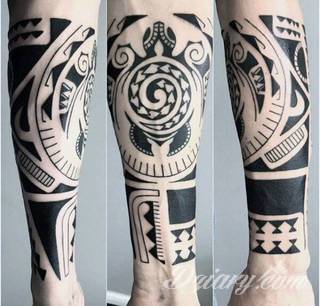 Tatuaże określane jako tribal to nawiązanie do plemiennych wierzeń maoryskich. Dziś oplatające ciała wzory to jeden z uniwersalnych motywów dostosowanych nie tylko do ciała męskiego. Tribal wygląda intrygująco również na ciele kobiecym - np. na smukłych udach. 