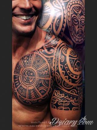 Tatuaże określane jako tribal to nawiązanie do plemiennych wierzeń maoryskich. Dziś oplatające ciała wzory to jeden z uniwersalnych motywów dostosowanych nie tylko do ciała męskiego. Tribal wygląda intrygująco również na ciele kobiecym - np. na smukłych udach. 