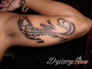 Tatuaże określane jako tribal to nawiązanie do plemiennych wierzeń maoryskich. Dziś oplatające ciała wzory to jeden z uniwersalnych motywów dostosowanych nie tylko do ciała męskiego. Tribal wygląda intrygująco również na ciele kobiecym - np. na smukłych udach. 