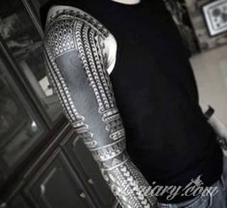 Tatuaże określane jako tribal to nawiązanie do plemiennych wierzeń maoryskich. Dziś oplatające ciała wzory to jeden z uniwersalnych motywów dostosowanych nie tylko do ciała męskiego. Tribal wygląda intrygująco również na ciele kobiecym - np. na smukłych udach. 