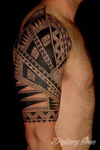 Tatuaże określane jako tribal to nawiązanie do plemiennych wierzeń maoryskich. Dziś oplatające ciała wzory to jeden z uniwersalnych motywów dostosowanych nie tylko do ciała męskiego. Tribal wygląda intrygująco również na ciele kobiecym - np. na smukłych udach. 