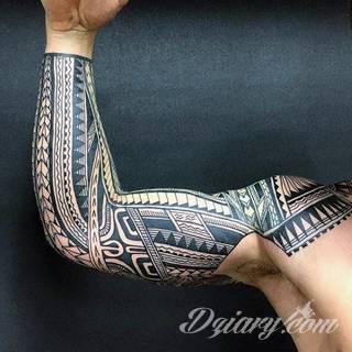 Tatuaże określane jako tribal to nawiązanie do plemiennych wierzeń maoryskich. Dziś oplatające ciała wzory to jeden z uniwersalnych motywów dostosowanych nie tylko do ciała męskiego. Tribal wygląda intrygująco również na ciele kobiecym - np. na smukłych udach. 