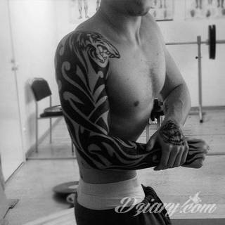 Tatuaże określane jako tribal to nawiązanie do plemiennych wierzeń maoryskich. Dziś oplatające ciała wzory to jeden z uniwersalnych motywów dostosowanych nie tylko do ciała męskiego. Tribal wygląda intrygująco również na ciele kobiecym - np. na smukłych udach. 