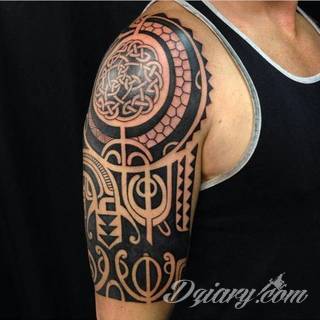 Tatuaże określane jako tribal to nawiązanie do plemiennych wierzeń maoryskich. Dziś oplatające ciała wzory to jeden z uniwersalnych motywów dostosowanych nie tylko do ciała męskiego. Tribal wygląda intrygująco również na ciele kobiecym - np. na smukłych udach. 