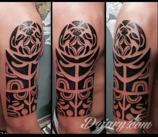 Tatuaże określane jako tribal to nawiązanie do plemiennych wierzeń maoryskich. Dziś oplatające ciała wzory to jeden z uniwersalnych motywów dostosowanych nie tylko do ciała męskiego. Tribal wygląda intrygująco również na ciele kobiecym - np. na smukłych udach. 