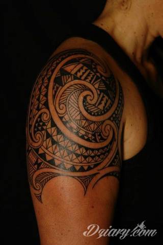 Tatuaże określane jako tribal to nawiązanie do plemiennych wierzeń maoryskich. Dziś oplatające ciała wzory to jeden z uniwersalnych motywów dostosowanych nie tylko do ciała męskiego. Tribal wygląda intrygująco również na ciele kobiecym - np. na smukłych udach. 