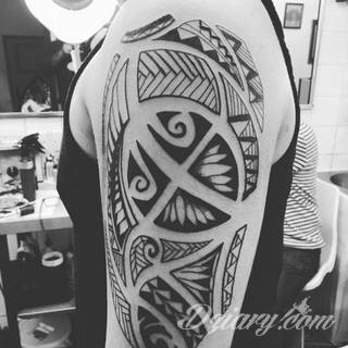 Tatuaże określane jako tribal to nawiązanie do plemiennych wierzeń maoryskich. Dziś oplatające ciała wzory to jeden z uniwersalnych motywów dostosowanych nie tylko do ciała męskiego. Tribal wygląda intrygująco również na ciele kobiecym - np. na smukłych udach. 