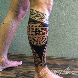 Tatuaże określane jako tribal to nawiązanie do plemiennych wierzeń maoryskich. Dziś oplatające ciała wzory to jeden z uniwersalnych motywów dostosowanych nie tylko do ciała męskiego. Tribal wygląda intrygująco również na ciele kobiecym - np. na smukłych udach. 