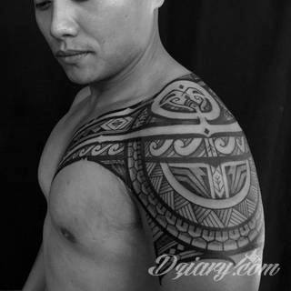 Tatuaże określane jako tribal to nawiązanie do plemiennych wierzeń maoryskich. Dziś oplatające ciała wzory to jeden z uniwersalnych motywów dostosowanych nie tylko do ciała męskiego. Tribal wygląda intrygująco również na ciele kobiecym - np. na smukłych udach. 