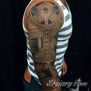 Tatuaże określane jako tribal to nawiązanie do plemiennych wierzeń maoryskich. Dziś oplatające ciała wzory to jeden z uniwersalnych motywów dostosowanych nie tylko do ciała męskiego. Tribal wygląda intrygująco również na ciele kobiecym - np. na smukłych udach. 