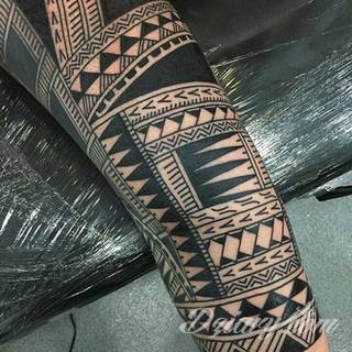 Tatuaże określane jako tribal to nawiązanie do plemiennych wierzeń maoryskich. Dziś oplatające ciała wzory to jeden z uniwersalnych motywów dostosowanych nie tylko do ciała męskiego. Tribal wygląda intrygująco również na ciele kobiecym - np. na smukłych udach. 