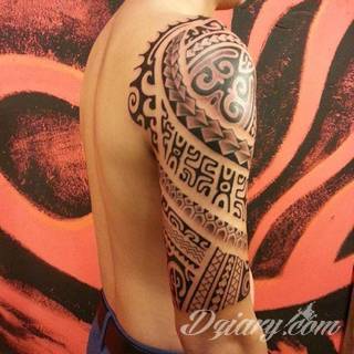 Tatuaże określane jako tribal to nawiązanie do plemiennych wierzeń maoryskich. Dziś oplatające ciała wzory to jeden z uniwersalnych motywów dostosowanych nie tylko do ciała męskiego. Tribal wygląda intrygująco również na ciele kobiecym - np. na smukłych udach. 