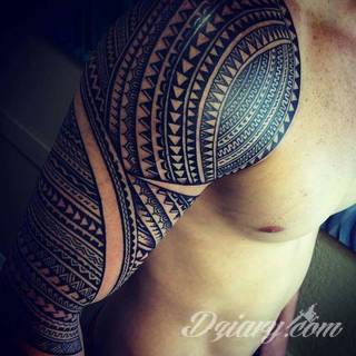 Tatuaże określane jako tribal to nawiązanie do plemiennych wierzeń maoryskich. Dziś oplatające ciała wzory to jeden z uniwersalnych motywów dostosowanych nie tylko do ciała męskiego. Tribal wygląda intrygująco również na ciele kobiecym - np. na smukłych udach. 