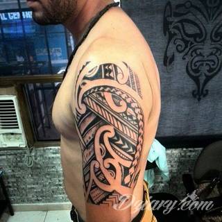 Tatuaże określane jako tribal to nawiązanie do plemiennych wierzeń maoryskich. Dziś oplatające ciała wzory to jeden z uniwersalnych motywów dostosowanych nie tylko do ciała męskiego. Tribal wygląda intrygująco również na ciele kobiecym - np. na smukłych udach. 