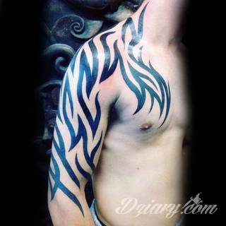 Tatuaże określane jako tribal to nawiązanie do plemiennych wierzeń maoryskich. Dziś oplatające ciała wzory to jeden z uniwersalnych motywów dostosowanych nie tylko do ciała męskiego. Tribal wygląda intrygująco również na ciele kobiecym - np. na smukłych udach. 