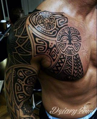 Tatuaże określane jako tribal to nawiązanie do plemiennych wierzeń maoryskich. Dziś oplatające ciała wzory to jeden z uniwersalnych motywów dostosowanych nie tylko do ciała męskiego. Tribal wygląda intrygująco również na ciele kobiecym - np. na smukłych udach. 