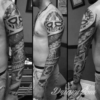 Tatuaże określane jako tribal to nawiązanie do plemiennych wierzeń maoryskich. Dziś oplatające ciała wzory to jeden z uniwersalnych motywów dostosowanych nie tylko do ciała męskiego. Tribal wygląda intrygująco również na ciele kobiecym - np. na smukłych udach. 