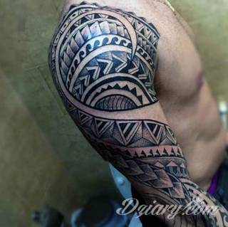 Tatuaże określane jako tribal to nawiązanie do plemiennych wierzeń maoryskich. Dziś oplatające ciała wzory to jeden z uniwersalnych motywów dostosowanych nie tylko do ciała męskiego. Tribal wygląda intrygująco również na ciele kobiecym - np. na smukłych udach. 