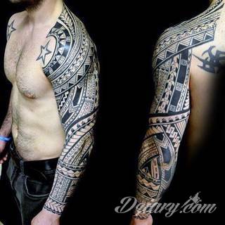 Tatuaże określane jako tribal to nawiązanie do plemiennych wierzeń maoryskich. Dziś oplatające ciała wzory to jeden z uniwersalnych motywów dostosowanych nie tylko do ciała męskiego. Tribal wygląda intrygująco również na ciele kobiecym - np. na smukłych udach. 