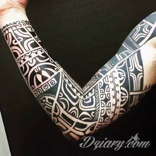 Tatuaże określane jako tribal to nawiązanie do plemiennych wierzeń maoryskich. Dziś oplatające ciała wzory to jeden z uniwersalnych motywów dostosowanych nie tylko do ciała męskiego. Tribal wygląda intrygująco również na ciele kobiecym - np. na smukłych udach. 