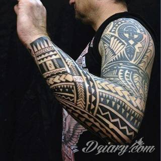 Tatuaże określane jako tribal to nawiązanie do plemiennych wierzeń maoryskich. Dziś oplatające ciała wzory to jeden z uniwersalnych motywów dostosowanych nie tylko do ciała męskiego. Tribal wygląda intrygująco również na ciele kobiecym - np. na smukłych udach. 