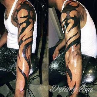 Tatuaże określane jako tribal to nawiązanie do plemiennych wierzeń maoryskich. Dziś oplatające ciała wzory to jeden z uniwersalnych motywów dostosowanych nie tylko do ciała męskiego. Tribal wygląda intrygująco również na ciele kobiecym - np. na smukłych udach. 