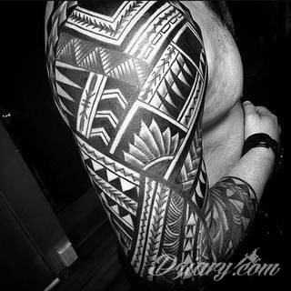 Tatuaże określane jako tribal to nawiązanie do plemiennych wierzeń maoryskich. Dziś oplatające ciała wzory to jeden z uniwersalnych motywów dostosowanych nie tylko do ciała męskiego. Tribal wygląda intrygująco również na ciele kobiecym - np. na smukłych udach. 