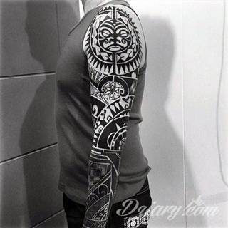 Tatuaże określane jako tribal to nawiązanie do plemiennych wierzeń maoryskich. Dziś oplatające ciała wzory to jeden z uniwersalnych motywów dostosowanych nie tylko do ciała męskiego. Tribal wygląda intrygująco również na ciele kobiecym - np. na smukłych udach. 