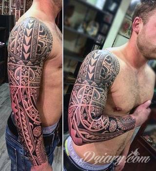 Tatuaże określane jako tribal to nawiązanie do plemiennych wierzeń maoryskich. Dziś oplatające ciała wzory to jeden z uniwersalnych motywów dostosowanych nie tylko do ciała męskiego. Tribal wygląda intrygująco również na ciele kobiecym - np. na smukłych udach. 