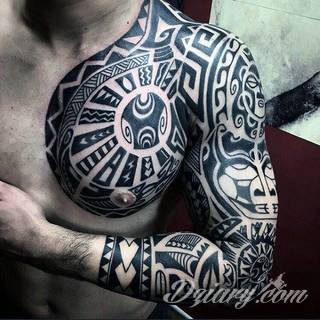Tatuaże określane jako tribal to nawiązanie do plemiennych wierzeń maoryskich. Dziś oplatające ciała wzory to jeden z uniwersalnych motywów dostosowanych nie tylko do ciała męskiego. Tribal wygląda intrygująco również na ciele kobiecym - np. na smukłych udach. 