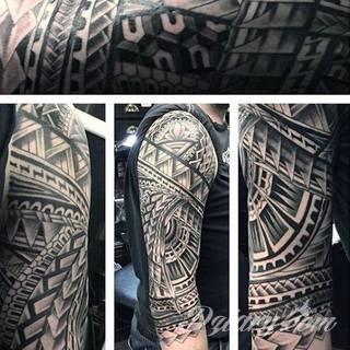 Tatuaże określane jako tribal to nawiązanie do plemiennych wierzeń maoryskich. Dziś oplatające ciała wzory to jeden z uniwersalnych motywów dostosowanych nie tylko do ciała męskiego. Tribal wygląda intrygująco również na ciele kobiecym - np. na smukłych udach. 