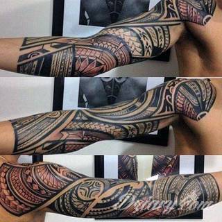 Tatuaże określane jako tribal to nawiązanie do plemiennych wierzeń maoryskich. Dziś oplatające ciała wzory to jeden z uniwersalnych motywów dostosowanych nie tylko do ciała męskiego. Tribal wygląda intrygująco również na ciele kobiecym - np. na smukłych udach. 