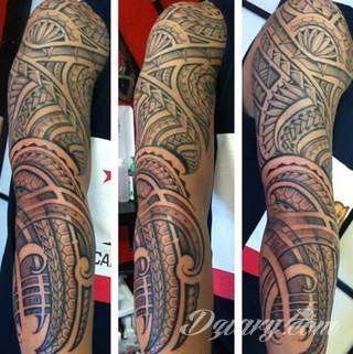 Tatuaże określane jako tribal to nawiązanie do plemiennych wierzeń maoryskich. Dziś oplatające ciała wzory to jeden z uniwersalnych motywów dostosowanych nie tylko do ciała męskiego. Tribal wygląda intrygująco również na ciele kobiecym - np. na smukłych udach. 