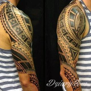 Tatuaże określane jako tribal to nawiązanie do plemiennych wierzeń maoryskich. Dziś oplatające ciała wzory to jeden z uniwersalnych motywów dostosowanych nie tylko do ciała męskiego. Tribal wygląda intrygująco również na ciele kobiecym - np. na smukłych udach. 