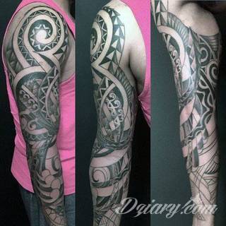 Tatuaże określane jako tribal to nawiązanie do plemiennych wierzeń maoryskich. Dziś oplatające ciała wzory to jeden z uniwersalnych motywów dostosowanych nie tylko do ciała męskiego. Tribal wygląda intrygująco również na ciele kobiecym - np. na smukłych udach. 