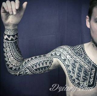 Tatuaże określane jako tribal to nawiązanie do plemiennych wierzeń maoryskich. Dziś oplatające ciała wzory to jeden z uniwersalnych motywów dostosowanych nie tylko do ciała męskiego. Tribal wygląda intrygująco również na ciele kobiecym - np. na smukłych udach. 