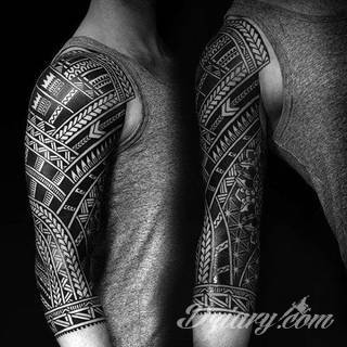 Tatuaże określane jako tribal to nawiązanie do plemiennych wierzeń maoryskich. Dziś oplatające ciała wzory to jeden z uniwersalnych motywów dostosowanych nie tylko do ciała męskiego. Tribal wygląda intrygująco również na ciele kobiecym - np. na smukłych udach. 