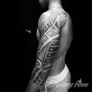 Tatuaże określane jako tribal to nawiązanie do plemiennych wierzeń maoryskich. Dziś oplatające ciała wzory to jeden z uniwersalnych motywów dostosowanych nie tylko do ciała męskiego. Tribal wygląda intrygująco również na ciele kobiecym - np. na smukłych udach. 